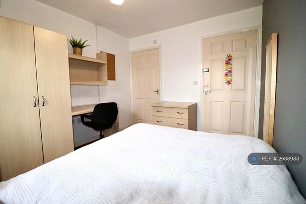 4 bedroom flat to rent - Photo 1