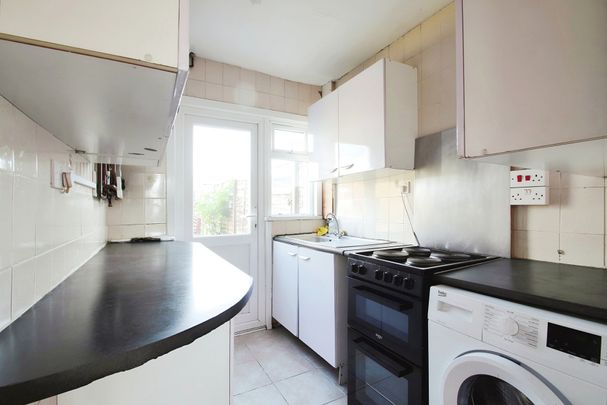 3 bed semi-detached house to rent in Selan Gardens, Hayes, UB4 - Photo 1