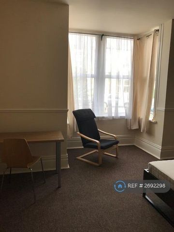 1 bedroom in a house share to rent - Photo 3