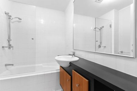 *Water Included* Beautiful 3 Bedroom Townhouse in New Farm - Photo 2