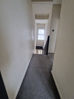 2 Bed Terraced House, Russell Rise, LU1 - Photo 1