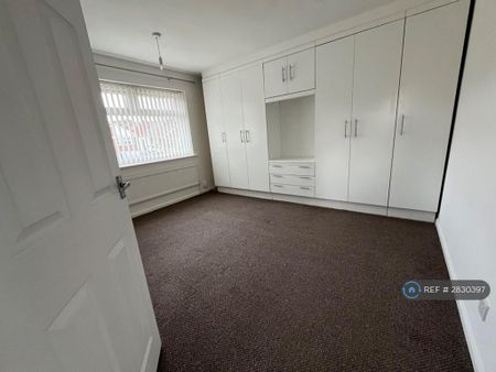 4 bedroom semi-detached house to rent - Photo 2