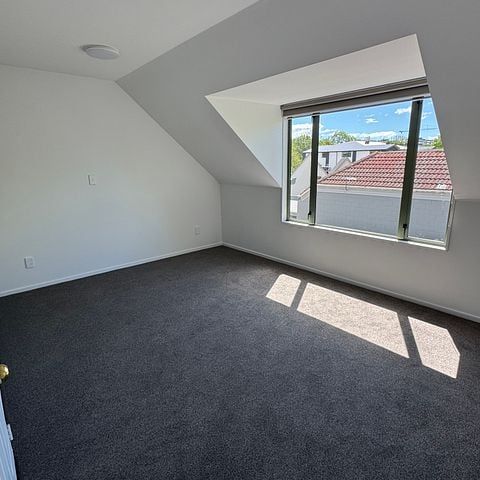 Newly refurbished large townhouse! - Photo 1