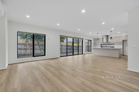 2/18 Albert Street, Mount Waverley - Photo 2