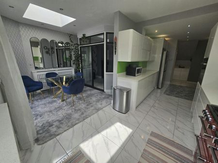 Semi-detached house to rent on - Photo 5