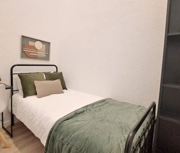 Room in a shared 12-bedroom apartment for rent in Universidad, professionals only, no couples - Photo 4