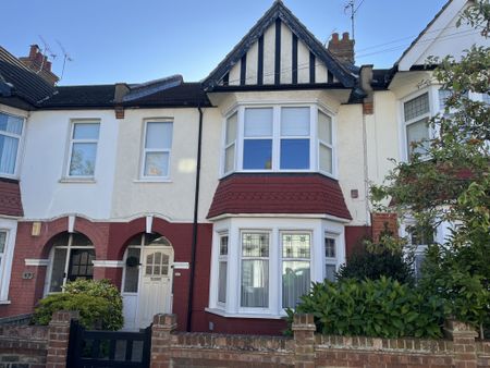 One bedroom ground floor flat near Chalkwell Park - Photo 2