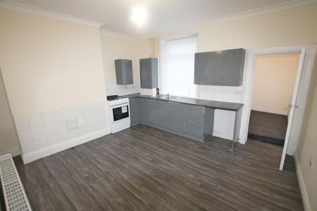 2 bedroom end of terrace house to rent - Photo 3