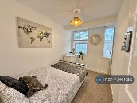 1 bedroom in a flat share to rent - Photo 2