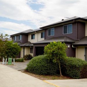 3 Bed Townhouse Great Location - Photo 2