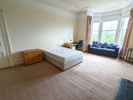 4 bedroom flat to rent - Photo 2