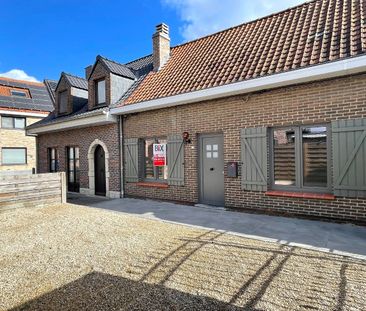 Mooie woning met 2 slaapkamers, koer en terras vooraan. - Photo 1