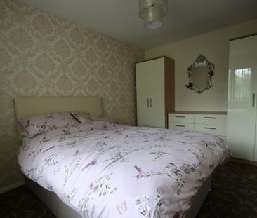 3 bedroom end of terrace house to rent - Photo 3