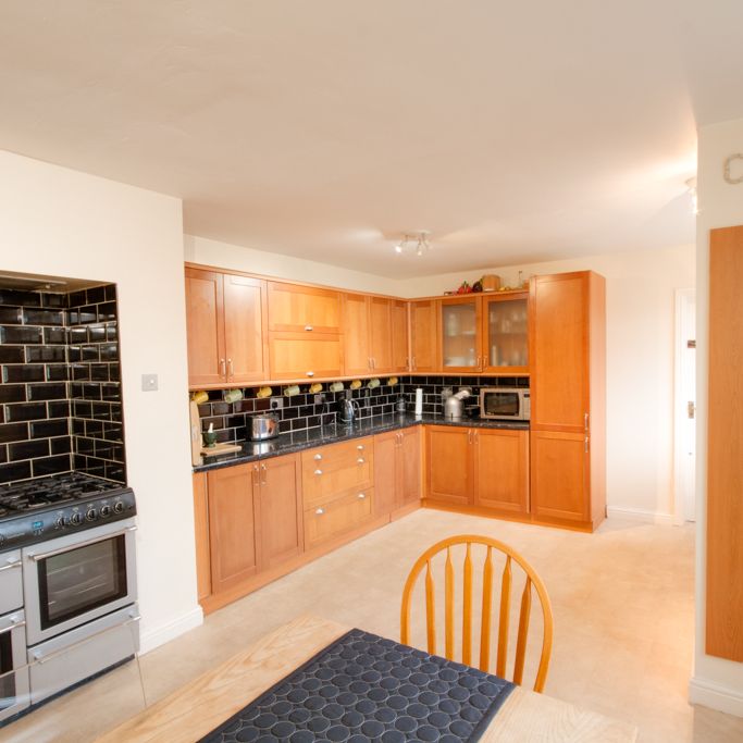 🏥 10 Min Walk to Salford Royal | 5-Bed Houseshare - Photo 1