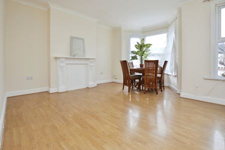 2 bedroom Flat To Let - Photo 3