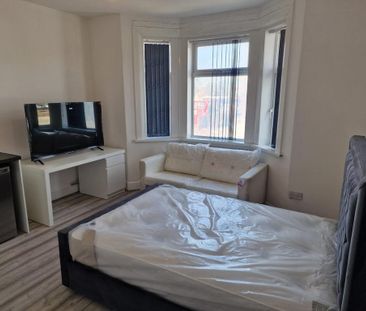 1 bedroom in a house share to rent - Photo 2