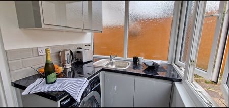 Room in a Shared House, Brook Road, CR7 - Photo 3