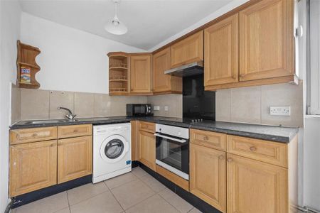 4 bedroom flat to rent - Photo 2