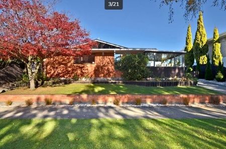 Spacious 4 bdrm house on quiet street - short term - Photo 2