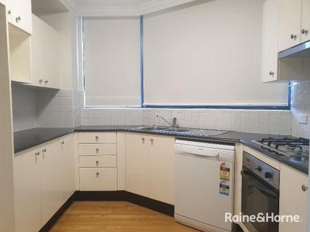 Stylish Three-Bedroom Apartment with Stunning Views - Photo 4