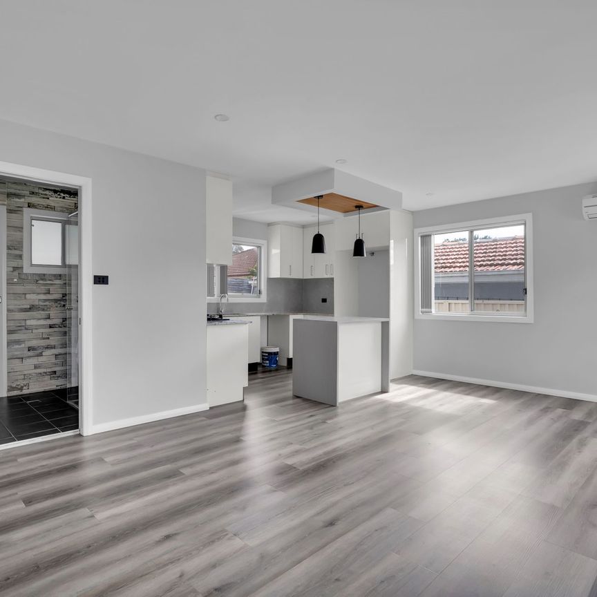 Stylish & Private Granny Flat with Separate Street Access- Walk to Station - Photo 1