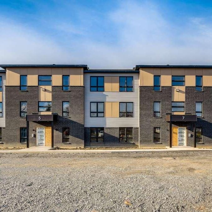 Libre maintenant: 5 1/2 bien situés à Valleyfield ! 1 mois gratuit !! - Photo 1