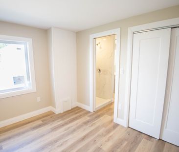 **RENOVATED FULLY DETACHED UNIT FOR RENT IN WELLAND!** - Photo 1