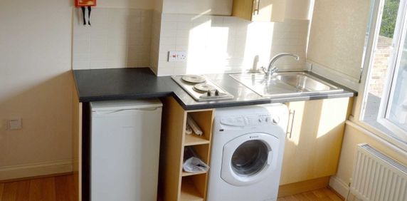 High Street, LONDON - Photo 2