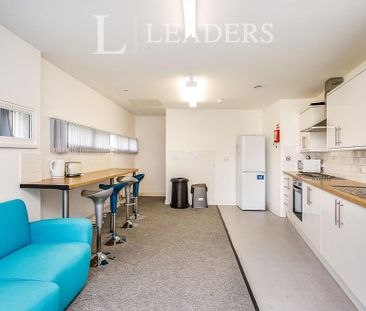 1 bedroom in a house share to rent - Photo 2