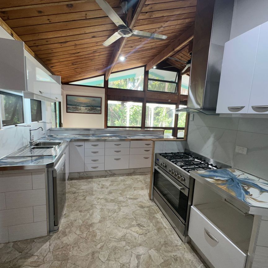 3 Kataryn Avenue, Grasstree Beach - Photo 1