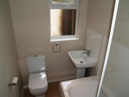 3 bedroom end of terrace house to rent - Photo 3