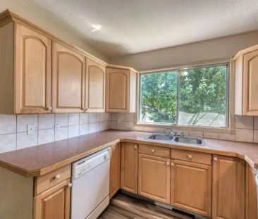 Big 2 Bedroom main floor over 1050 sq/ft just fully renovated | 805... - Photo 1