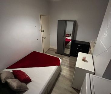 Room in a Shared House, CR7 - Photo 1