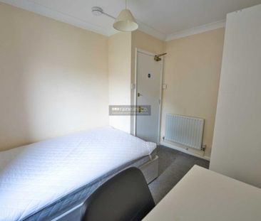 3 bedroom flat to rent - Photo 6