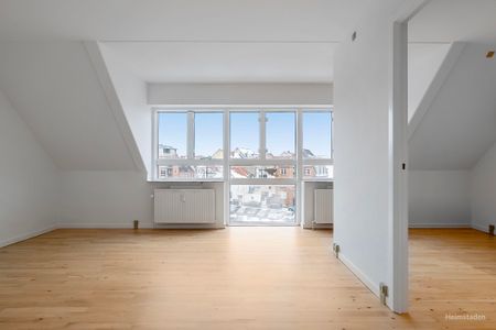 Centralt beliggenhed, med gratis parkering samt hyggeligt gårdmiljø. - Photo 5