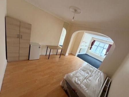 Room in a Shared House, Loxford Lane, IG1 - Photo 5