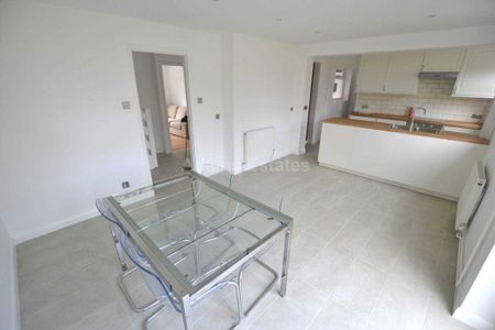 4 bedroom semi-detached house to rent - Photo 2