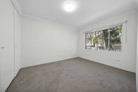 SPACIOUS GROUND FLOOR APARTMENT - Photo 5