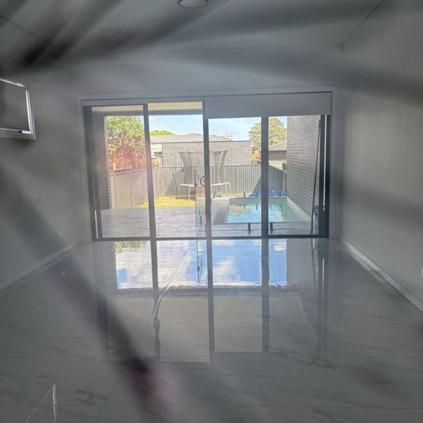 Huge near new porcelain tiled 6 bedroom mansion with pool - Photo 1