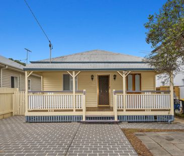 CHARMING THREE BEDROOM COTTAGE - GREAT LOCATION! - Photo 4