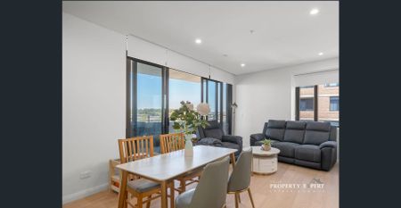 Spacious 2-Bedroom Unit in Shopping Village & Walk to Tallawong Metro - Photo 2