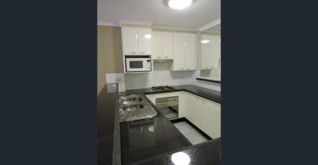 Large 1 Bedroom plus study with lock up garage $825 per week - Available 11th of December. - Photo 5