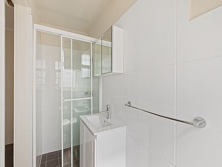 Beautifully Appointed Studio Apartment - Located in a lovely Tree Lined Street - Photo 4