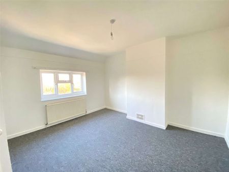 A well presented family home located in vibrant Ditton. - Photo 3