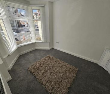 3 bedroom end of terrace house to rent - Photo 2