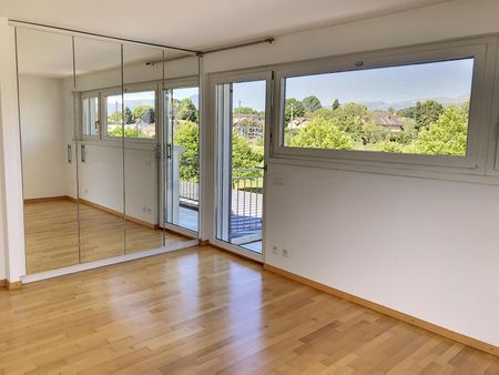 Bel appartement traversant de 4 pièces au 3ème étage avec balcon vue lac et grand garage double. - Photo 4