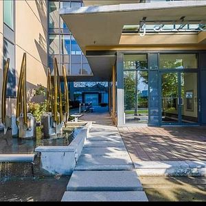 $4,100 / 2br - 966ft2 - 2 bed, 2 Baths plus den (Vancouver) - Photo 2