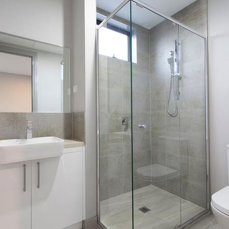 Family Comfort in Beautiful Townhouse situated in Hughesdale - Photo 3