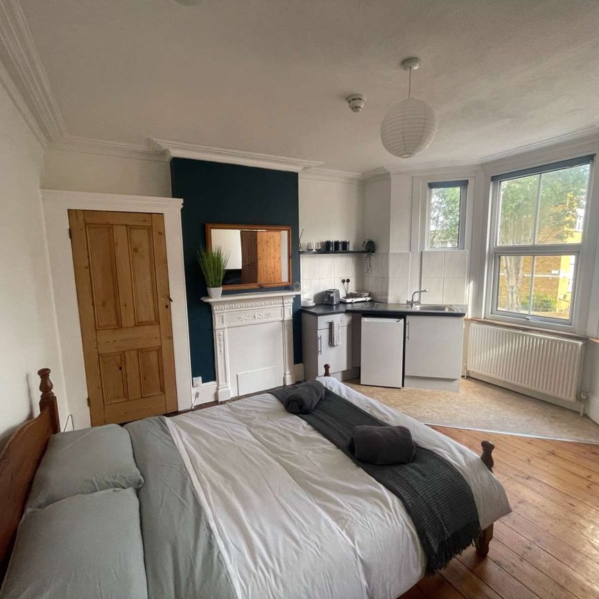 Cozy Room in the heart of Bromley |No Deposit| - Photo 2