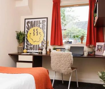 Medium Standard Double Ensuite : Three Bed Flat - Photo 2